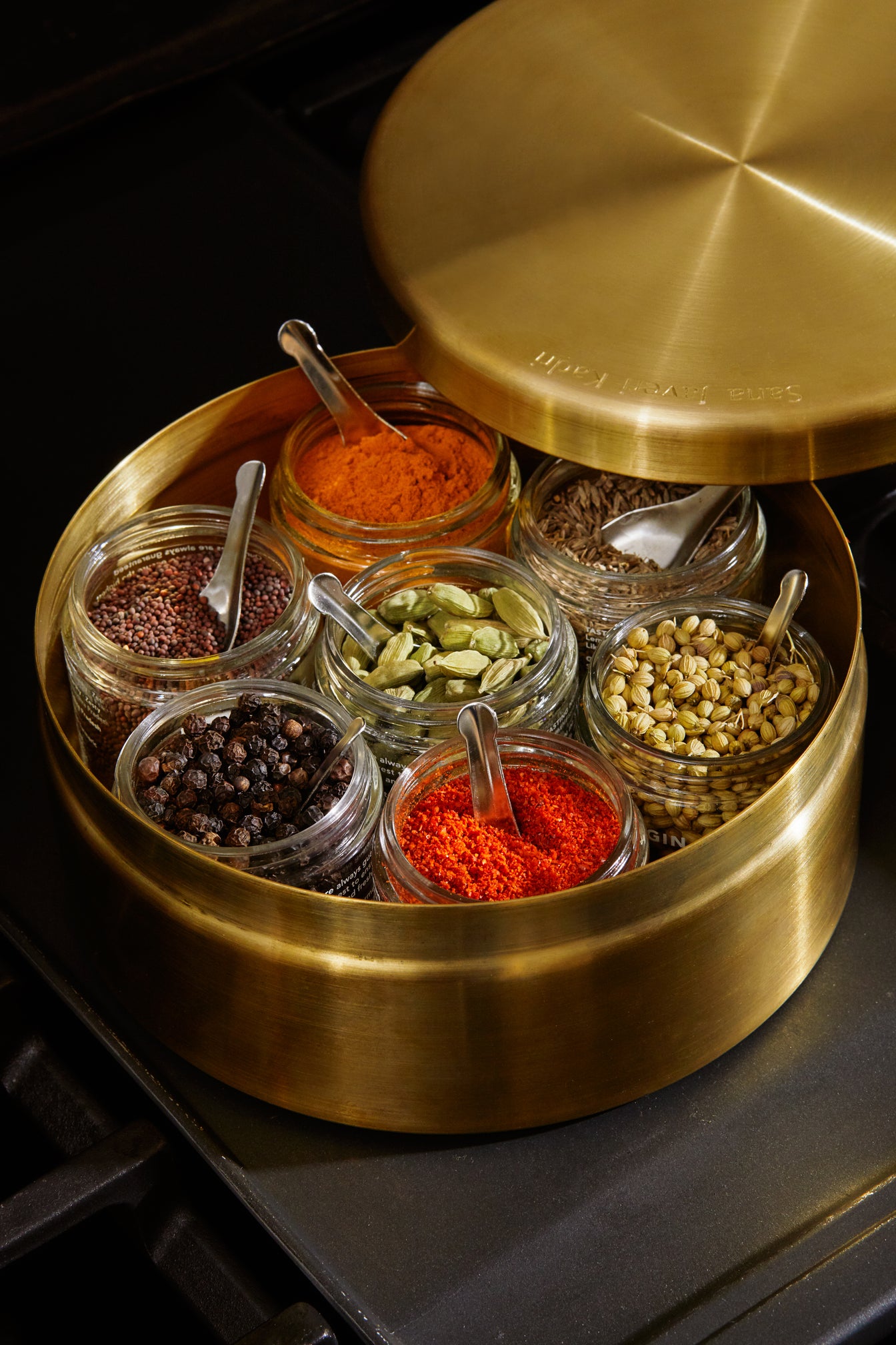 Set di Masala in ottone puro con contenitore in ottone cucchiaio porta Set di Masala in ottone puro con contenitore in ottone cucchiaio porta